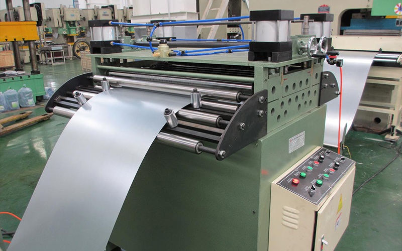 NC servo feeder for accurate coil feeding فیدر سروو NC برای خط دستگاه صاف کردن ورق