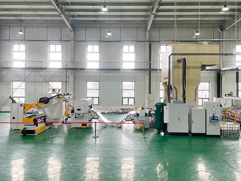 Two-in-one decoiler and leveling machine for aluminum coils एल्युमीनियम कॉइल के लिए टू-इन-वन डीकॉइलर और लेवलिंग मशीन