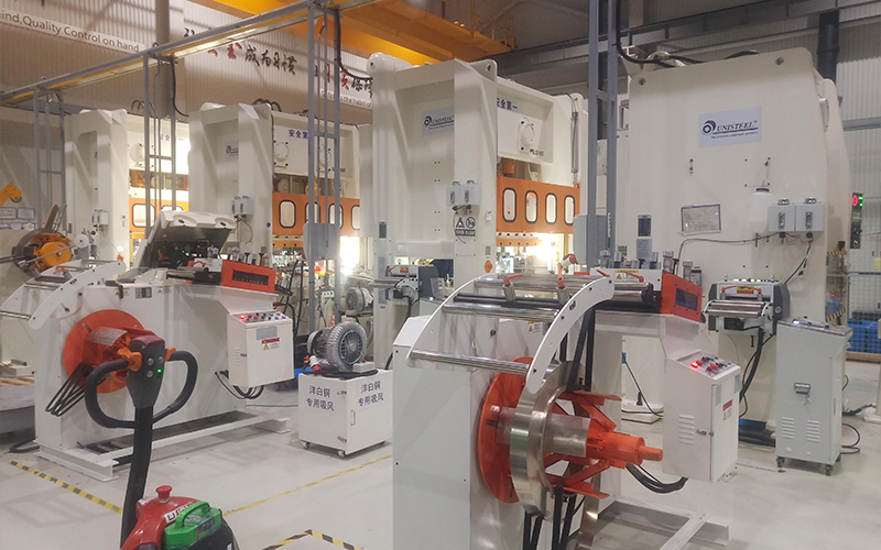 NC servo roll feeder used with precision straightener Сервапрывад рулонаў з ЧПУ, інтэграваны з дакладным выпрамляльнікам