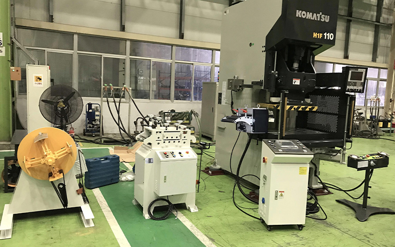 Uncoiler machine for metal strip loading دستگاه آنکویلر برای خط صاف کردن ورق فلز