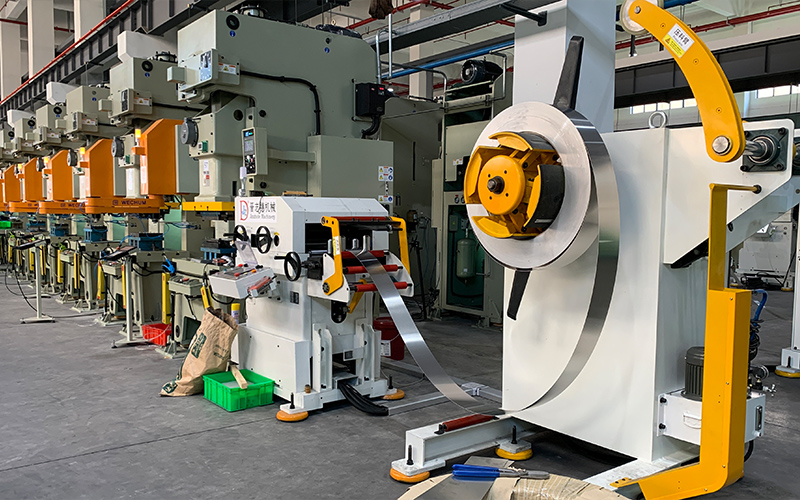 Typical stamping products from transfer press line including automotive and electrical parts Щамповани продукти от линията за трансферна преса, включително автомобилни скоби, електрически конектори и корпуси за уреди