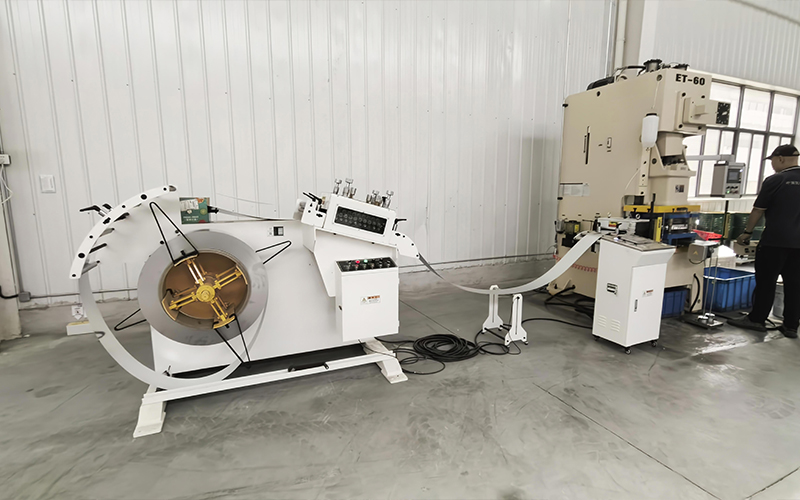 Decoiler straightener for coil processing Вытворчая лінія размотчыкаў для выпрамлення