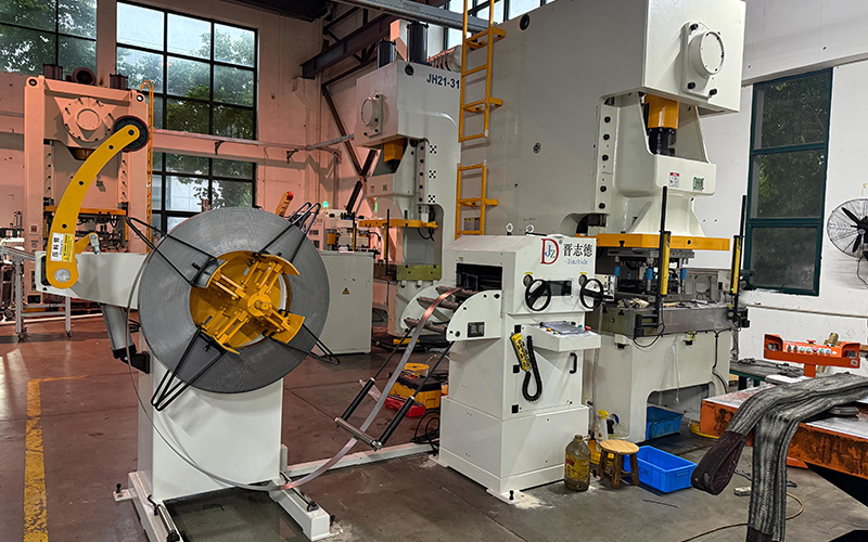 Punch press electrical component manufacturing Aplicació de fabricació de components elèctrics de premsa punxonadora