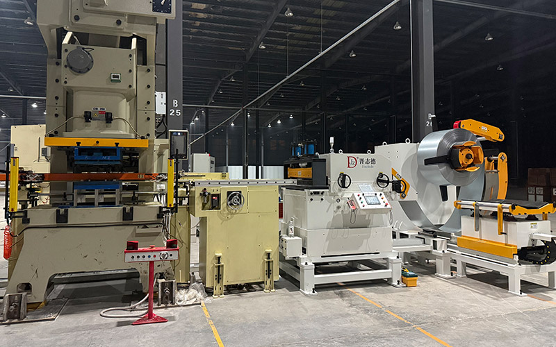 Punch press feeder supplier Alimentador de premsa punxonadora i màquina d
