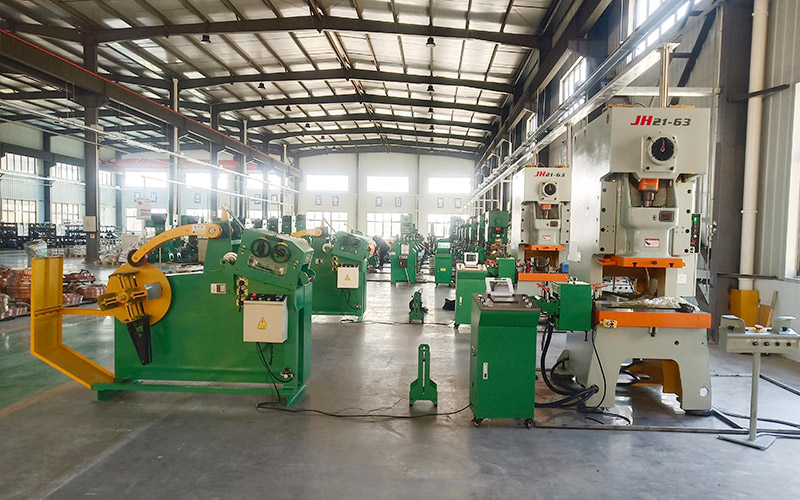 Progressive die stamping press application Прагрэсіўны штампавальны прэс для апрацоўкі металічных рулонаў
