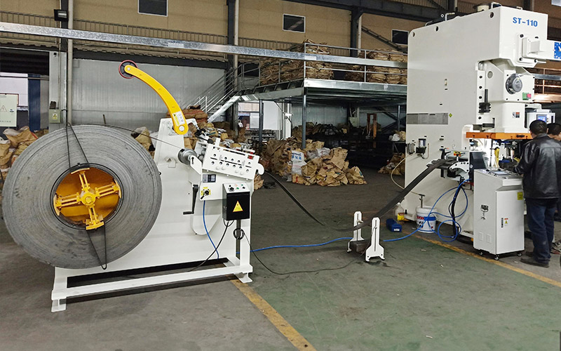 Decoiler straightener coil loading and leveling system Загрузка рулонаў у выпрамляльнік і выраўноўванне паласы