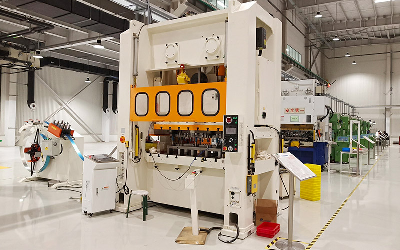 Progressive die press line precision metal stamping Línia de premsa progressiva amb matrius, aplicació d