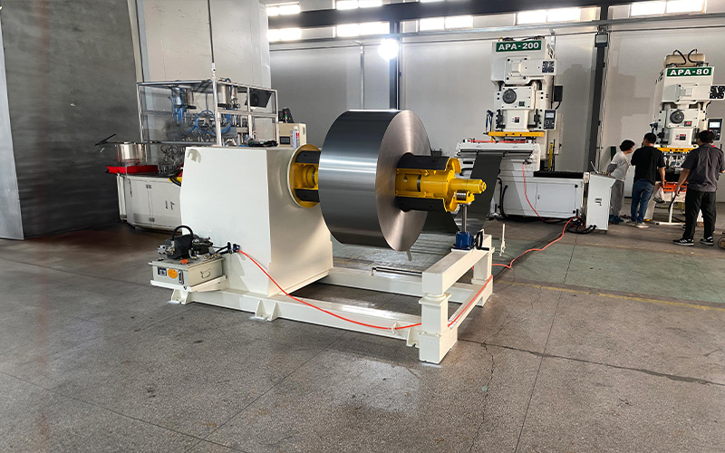 Zigzag servo feeder for precision stamping Сервападавальнік зігзагападобных формаў для дакладнай круглай штампоўкі