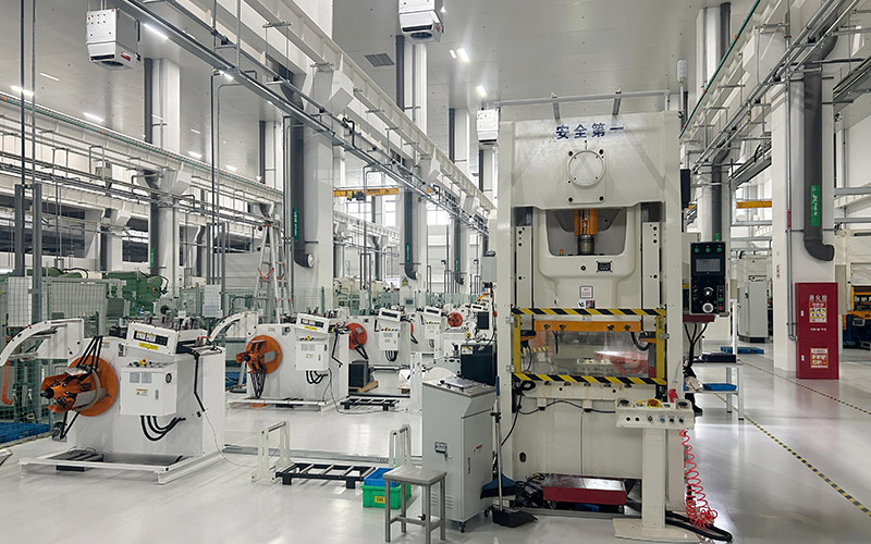 Progressive die punch press application of sheet metal straightener Прагрэсіўны штамп-прэс з выпрамляльнікам ліставога металу
