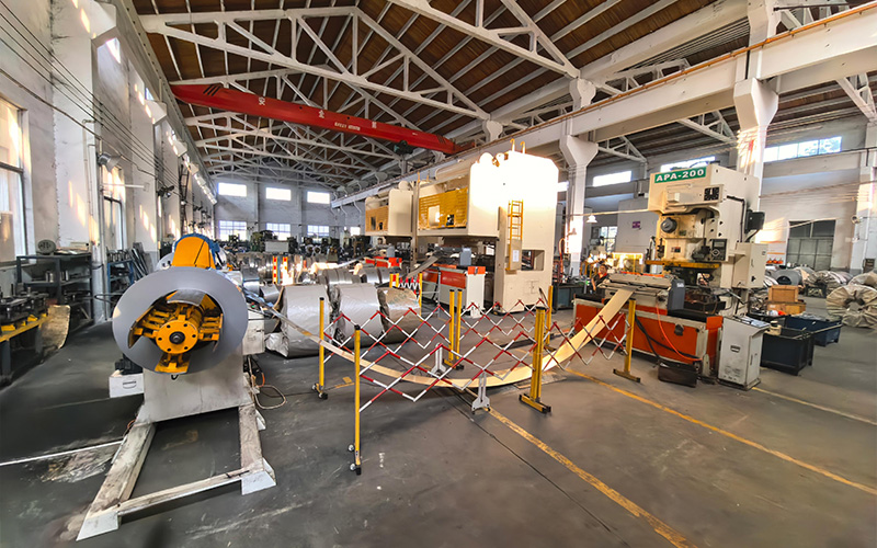 Double-head decoiler for progressive die press line وحدة فك اللفائف ذات الرأسين لخط إنتاج قوالب التشكيل التدريجي