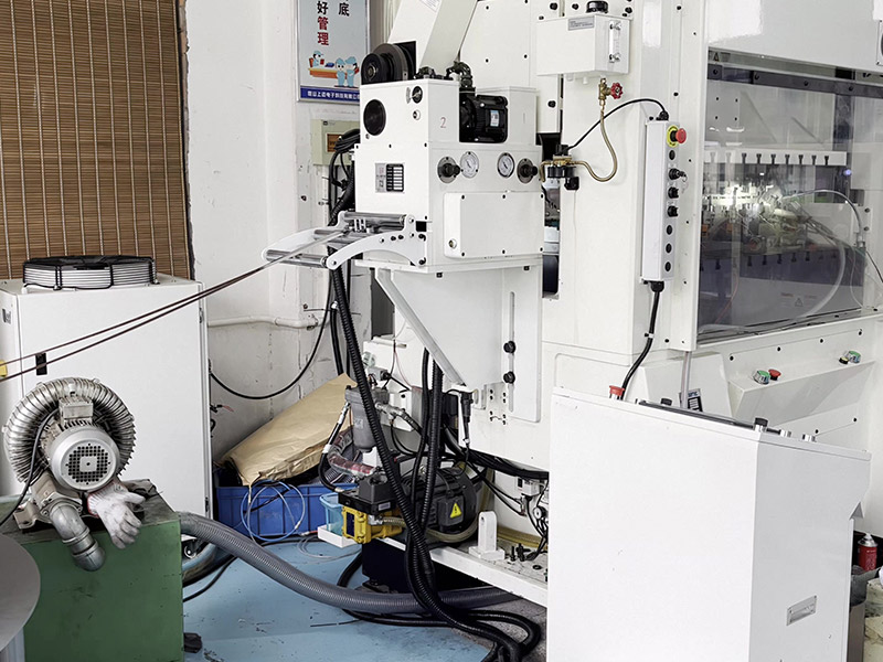 Stamping press and servo feeder section of the production line उत्पादन लाइन का स्टैम्पिंग प्रेस और सर्वो फीडर अनुभाग