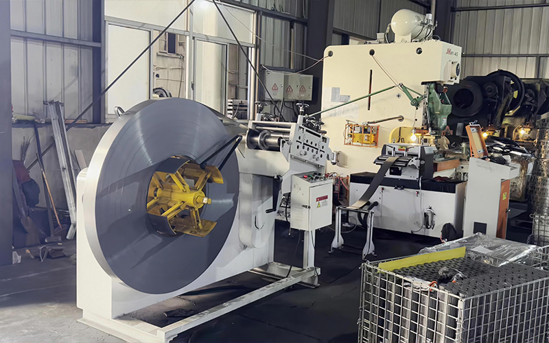 Optimized stamping process with zigzag feeder Аптымізаванае выкарыстанне матэрыялу з дапамогай зігзагападобнага сервападальніка