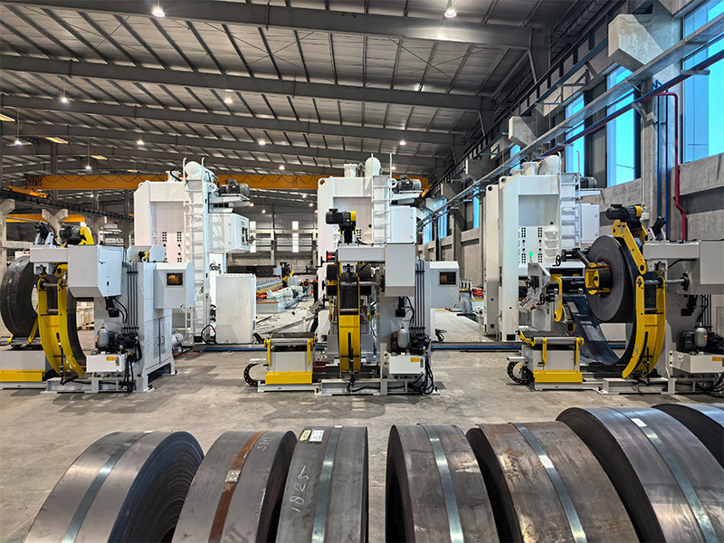 Cold roll forming machine and hydraulic cutter shaping PV bracket profile कोल्ड रोल फॉर्मिंग मशीन और हाइड्रोलिक कटर द्वारा पीवी ब्रैकेट प्रोफाइल को आकार देना