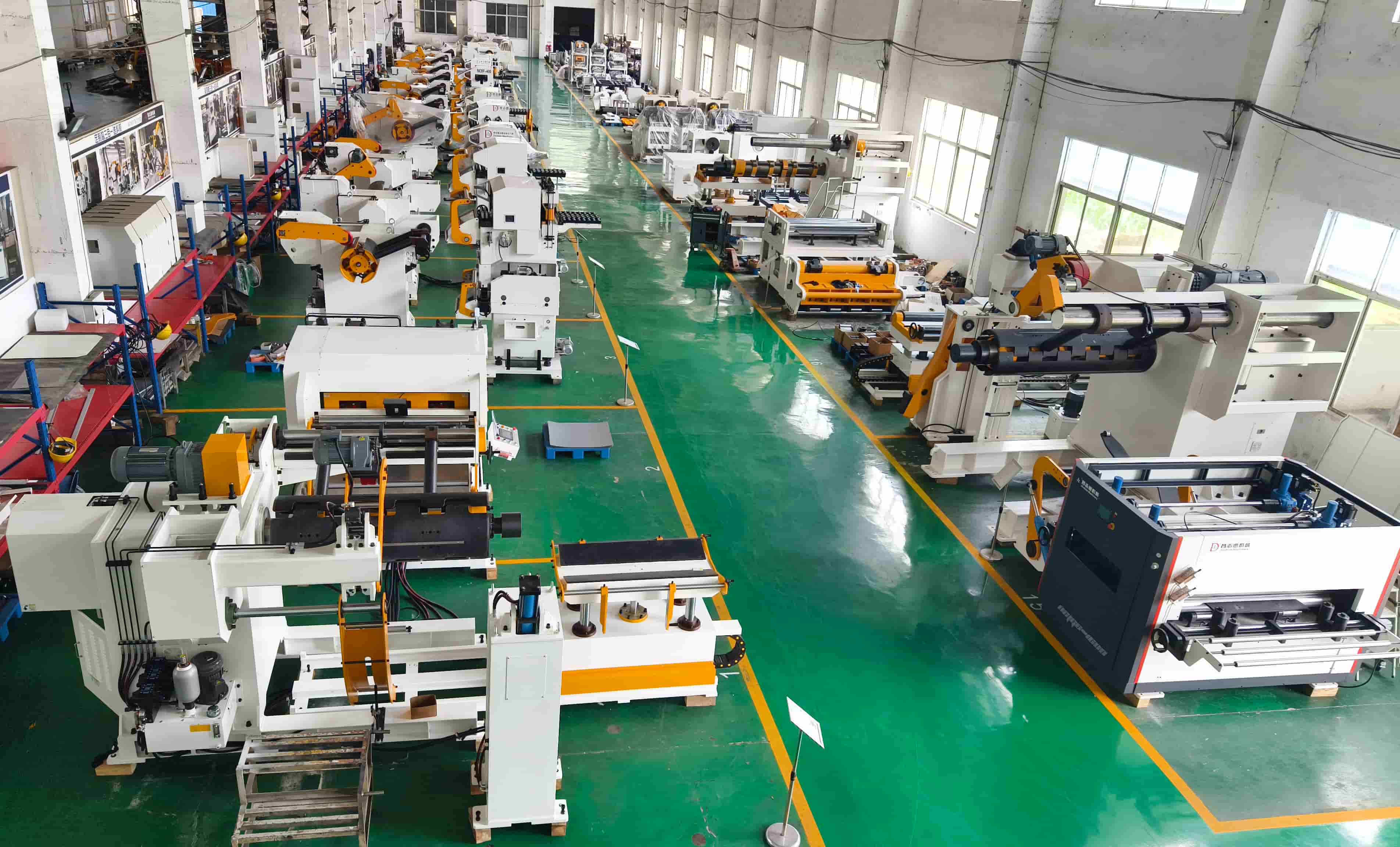 Jinzhide stamping automation equipment manufacturing factory interior Vista interior de la fàbrica de Jinzhide que mostra les instal·lacions de fabricació d