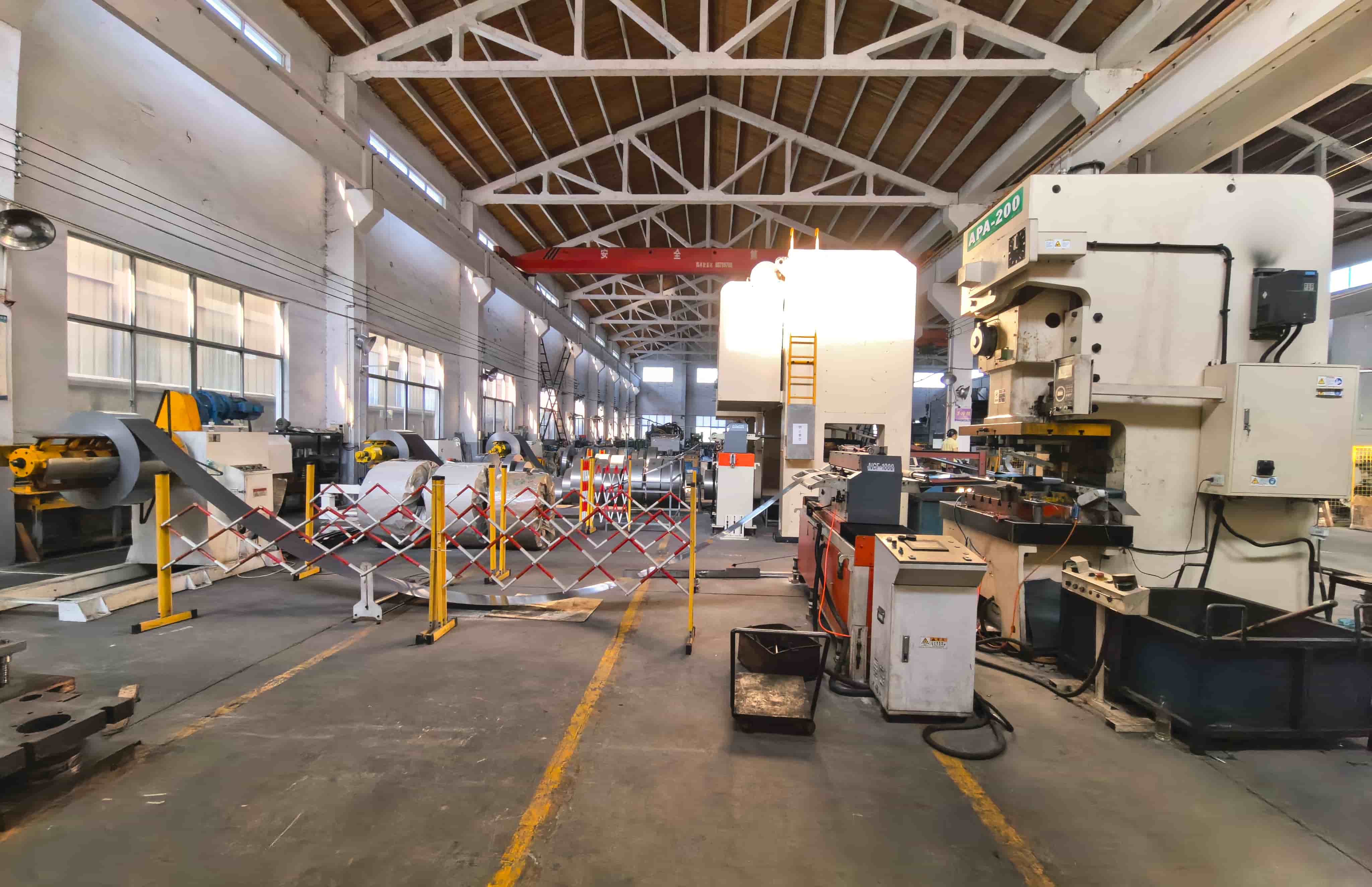 Zigzag Servo Feeder Installation and Operation Training at NVC Lighting Jinzhide xidmət mühəndisləri NVC İşıqlandırma fabrikində avadanlıq quraşdırılması və operator təlimini başa vururlar