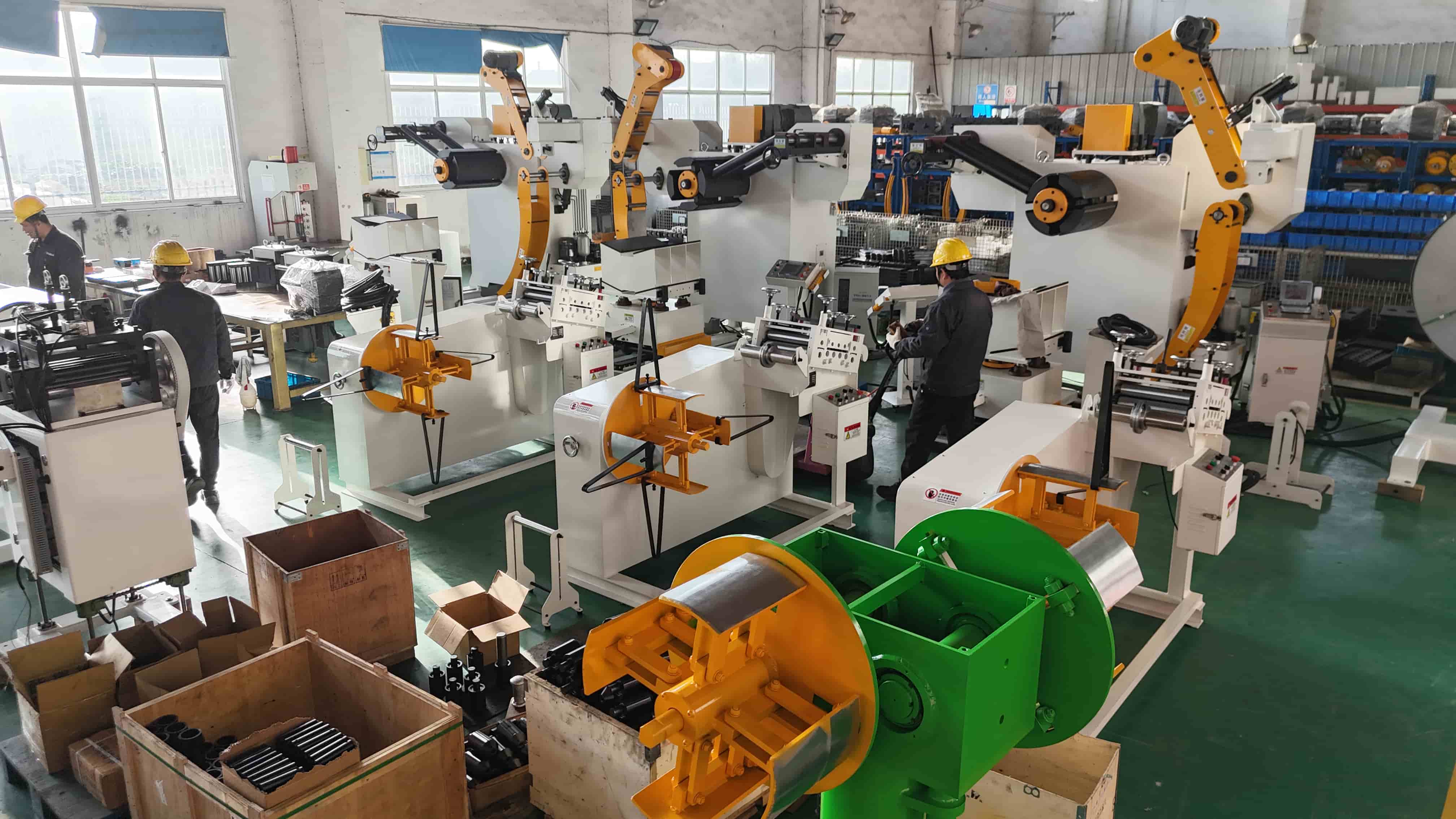 Jinzhide technicians operating and testing stamping automation equipment in factory Operació de fàbrica a Jinzhide, incloent-hi el muntatge, les proves i el funcionament d