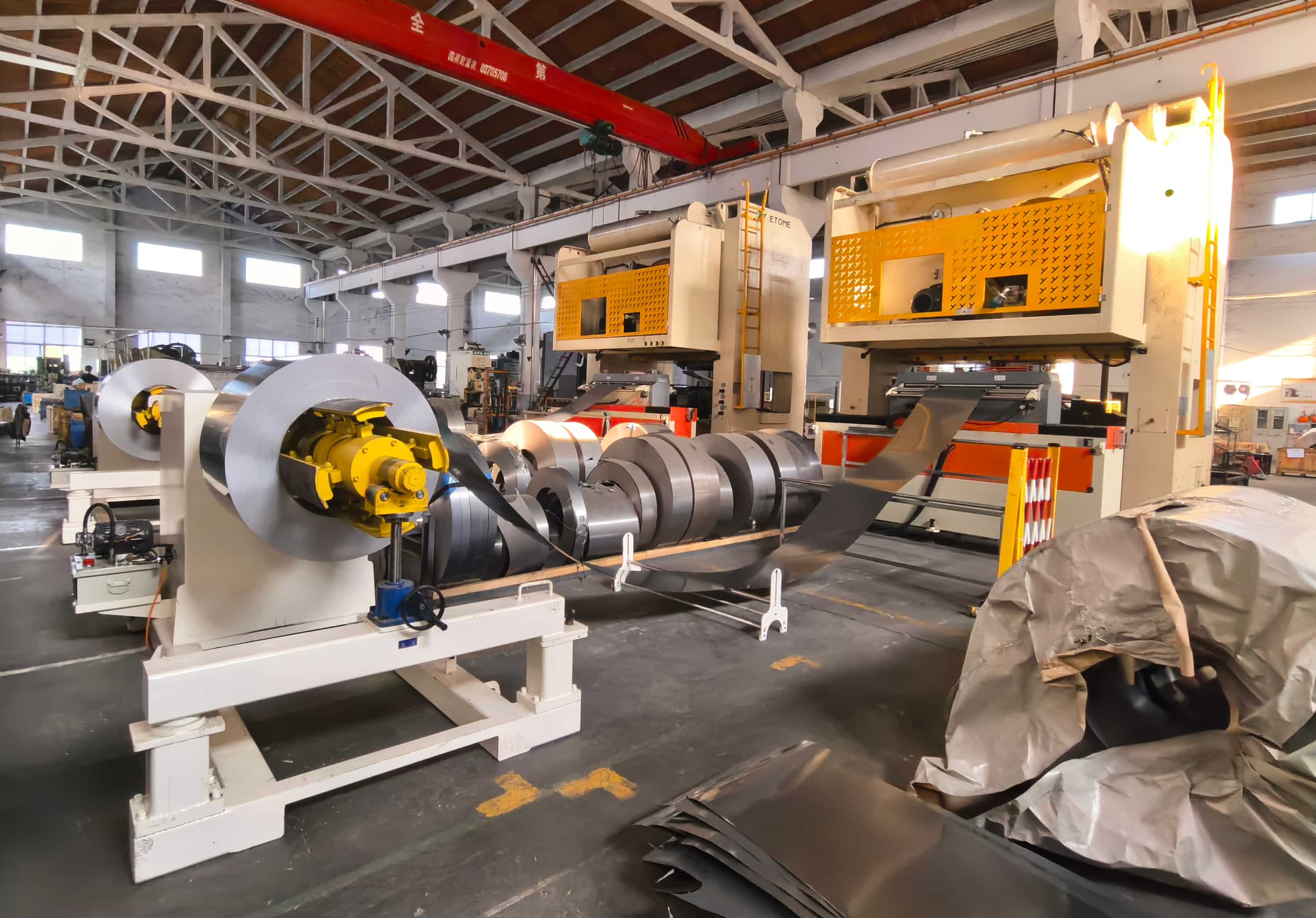 Zigzag Servo Feeder Production Line for Different Metal Sheet Materials İşıqlandırma komponentləri üçün alüminium, soyuq yayılmış polad və paslanmayan polad dəyirmi təbəqələr emal edən Ziqzaq Servo Qidalandırıcı istehsal xətti