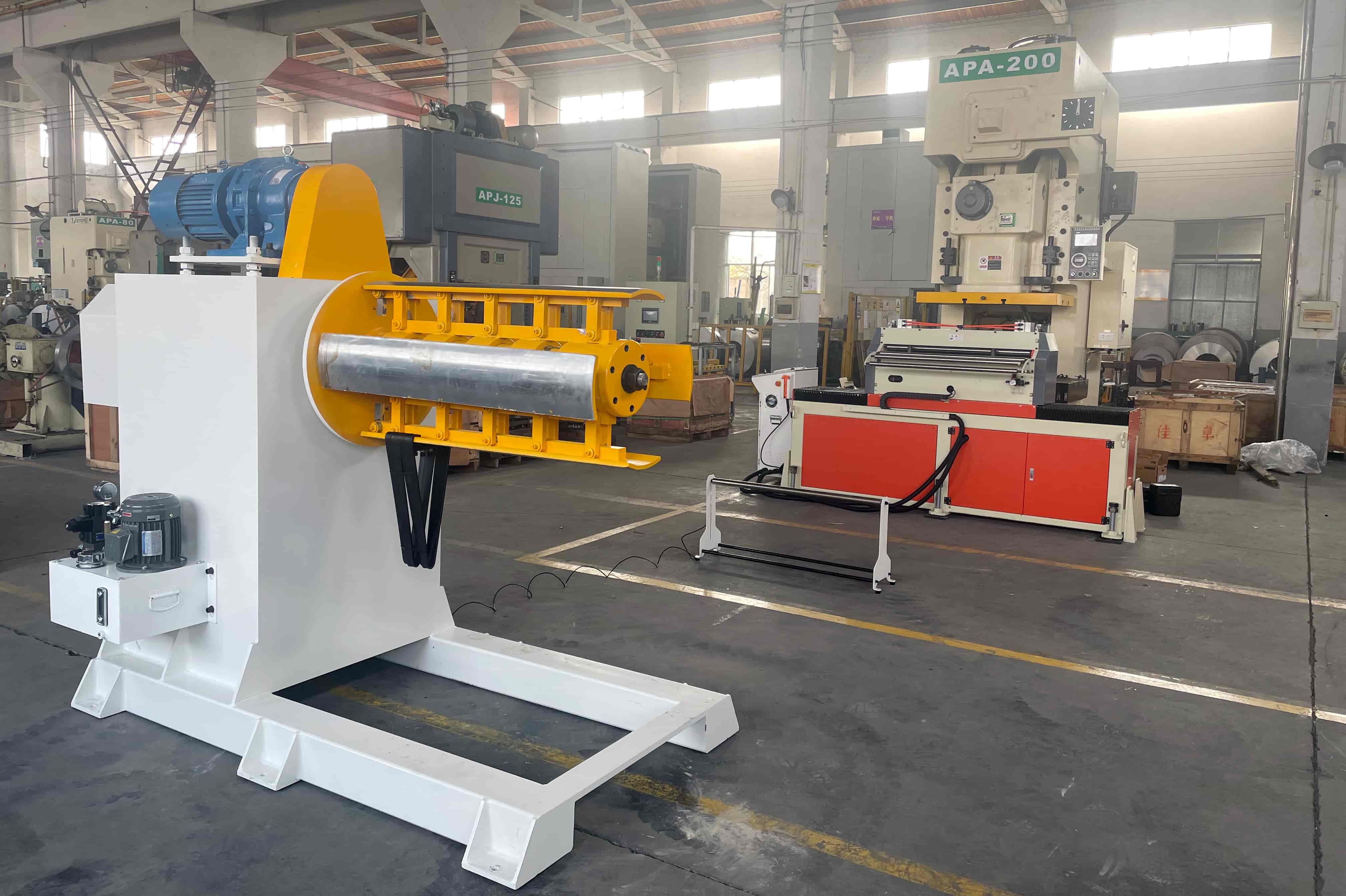 4 Sets of 1300mm Zigzag Servo Feeders Installed for NVC Lighting NVC İşıqlandırma fabrikində dörd dəst 1300 mm-lik Ziqzaq Servo Qidalandırıcı ştamplama avtomatlaşdırma xətləri quraşdırılıb