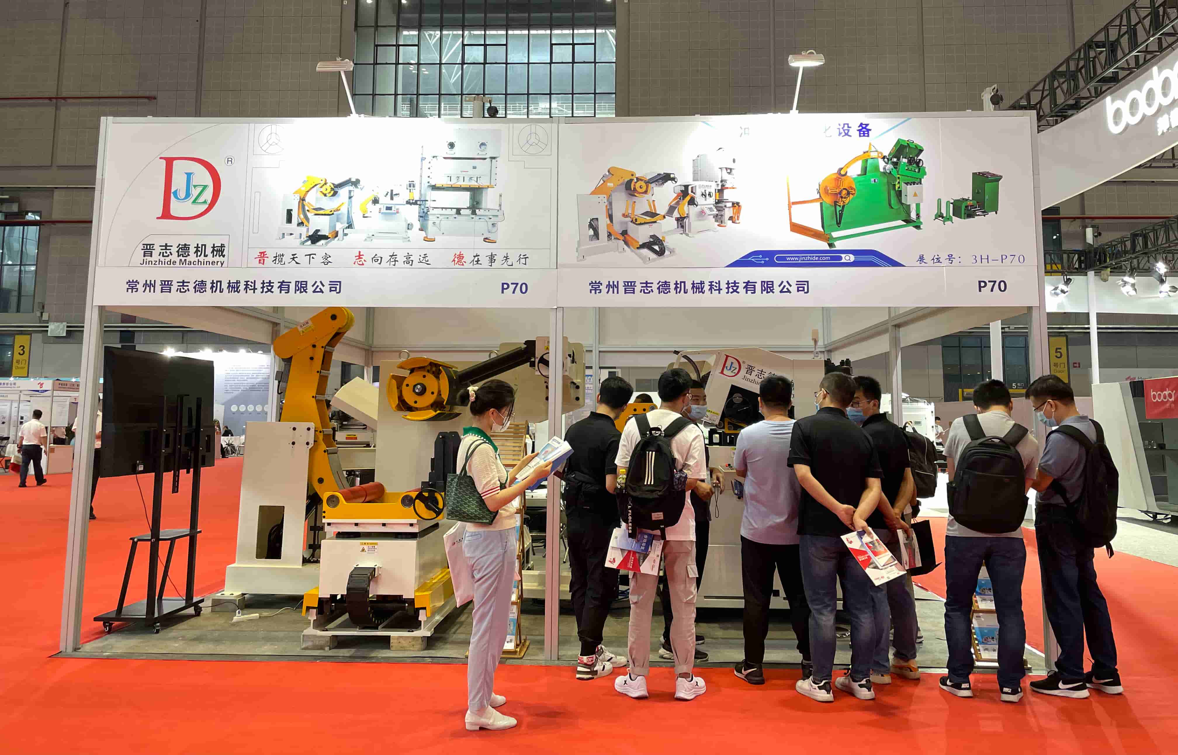 Jinzhide team attending industry exhibition to meet overseas customers Jinzhide connecta amb clients estrangers en exposicions nacionals i internacionals de la indústria de maquinària