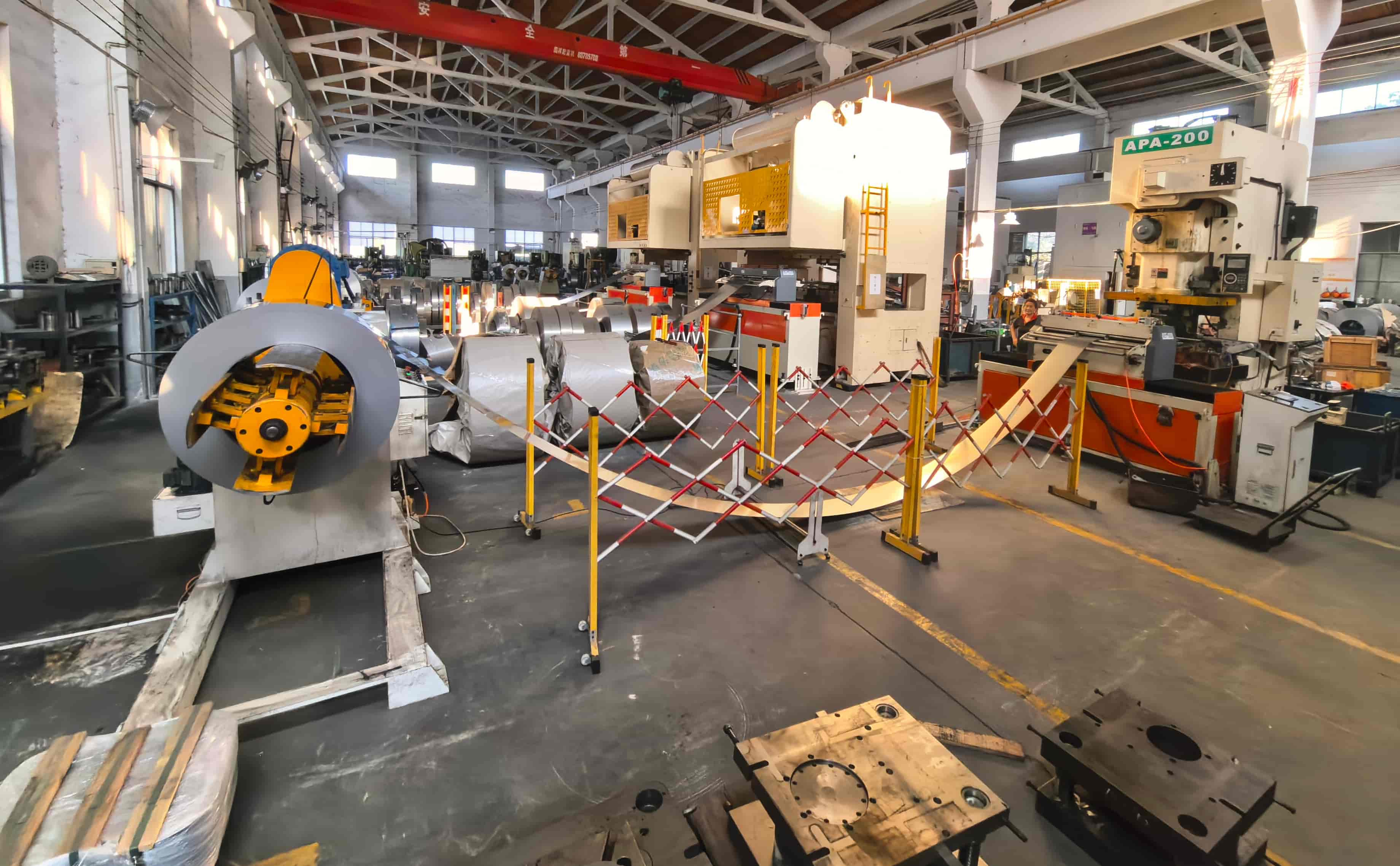 1300mm Zigzag Servo Feeder for Large Round Sheet Stamping Böyük dəyirmi vərəq ştamplama üçün hidravlik dekoiler və dərin boğaz ştamplama presi ilə işləyən 1300 mm-lik Ziqzaq Servo Qidalandırıcı
