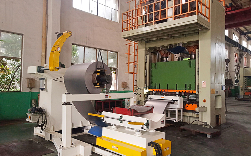 Heavy duty decoiler loading and unwinding heavy coil Heavy duty decoiler loading and unwinding heavy coil