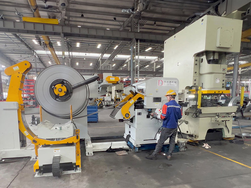 Automatic operation mode with punch press synchronization Step 3: Switching feeder to automatic mode and starting synchronized stamping with punch press