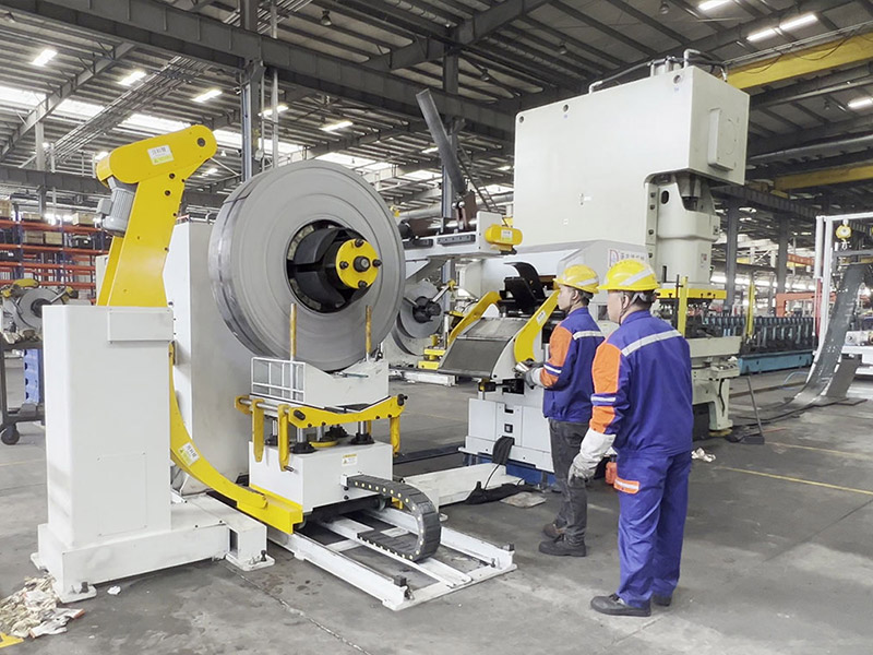 Threading material through straightener rollers and servo feeder Step 2: Guiding material through leveling rollers and adjusting folding arm for smooth feeding