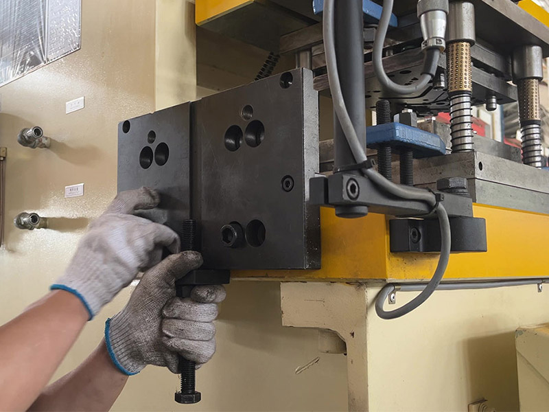 Lifting and securing servo feeder head onto mounting plate with M12 hex screws Servo feeder head being lifted and secured onto mounting plate during installation on press machine