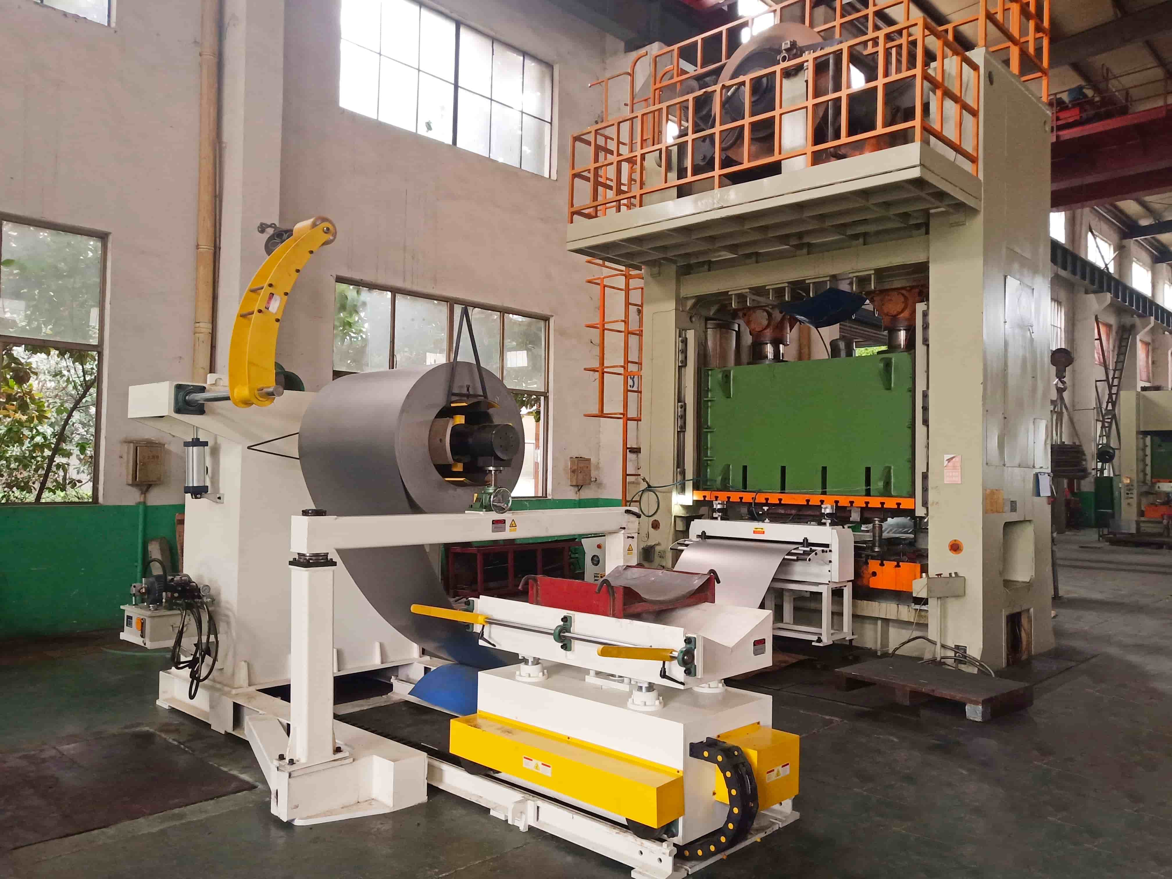 Decoiler unwinding speed matching with automatic stamping production line Decoiler running at controlled unwinding speed coordinated with Straightener Feeder and Stamping Press