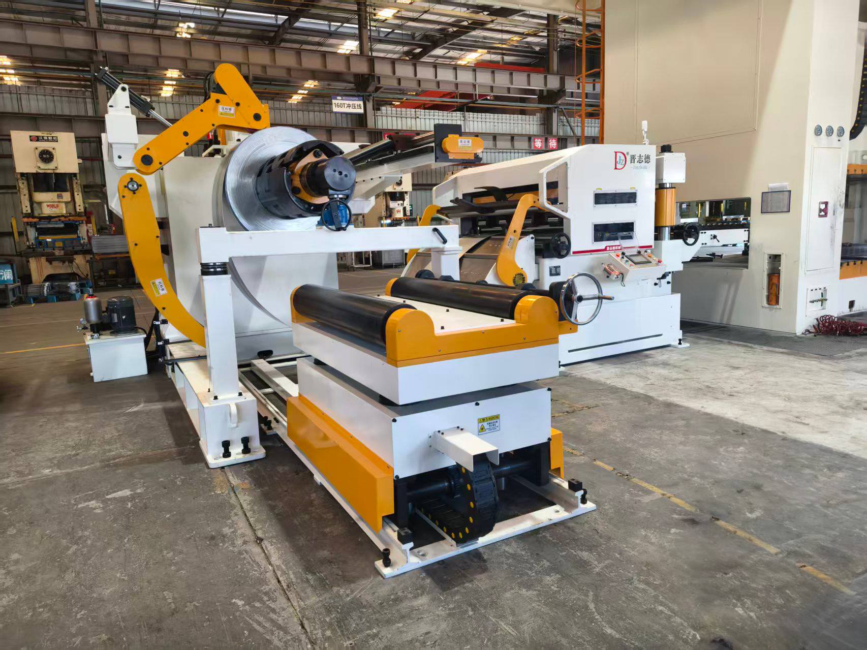 Jinzhide engineers commissioning 1600mm 3-in-1 decoiler straightener feeder on site in Thailand