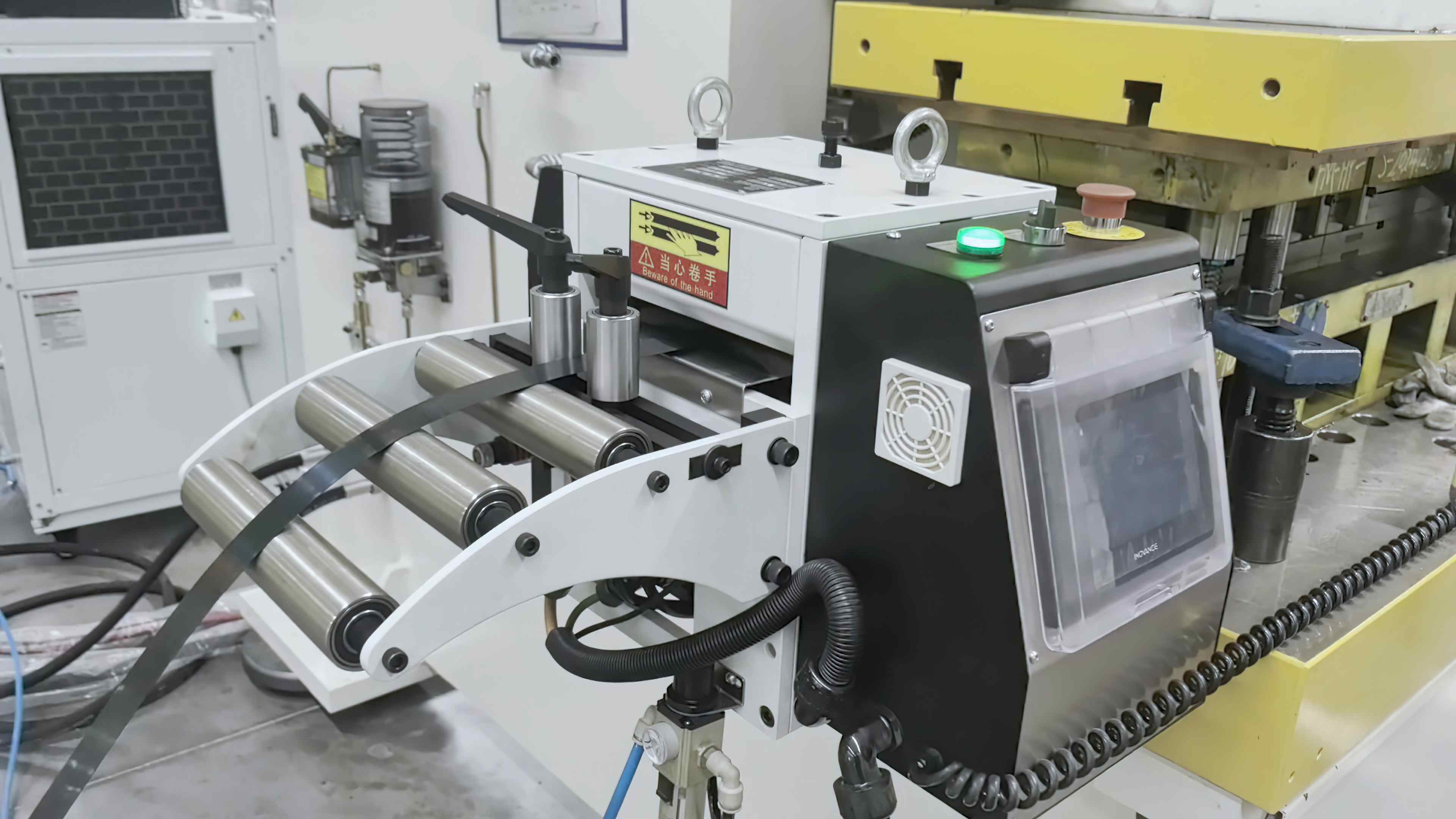 Integrated NC servo feeder with built-in touch screen control system Integrated NC servo feeder with built-in touch screen control system