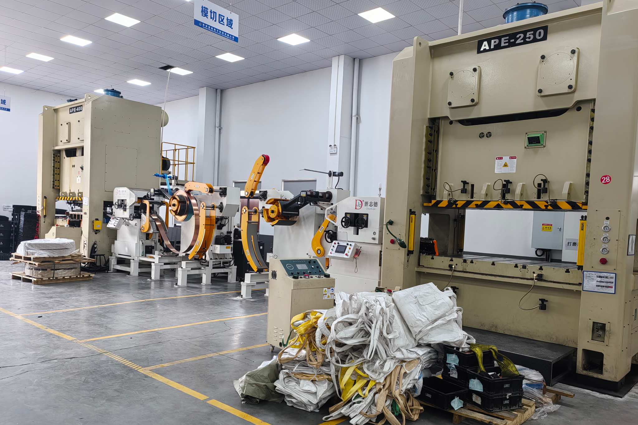 Left-to-right feeding layout of decoiler straightener feeder with stamping press