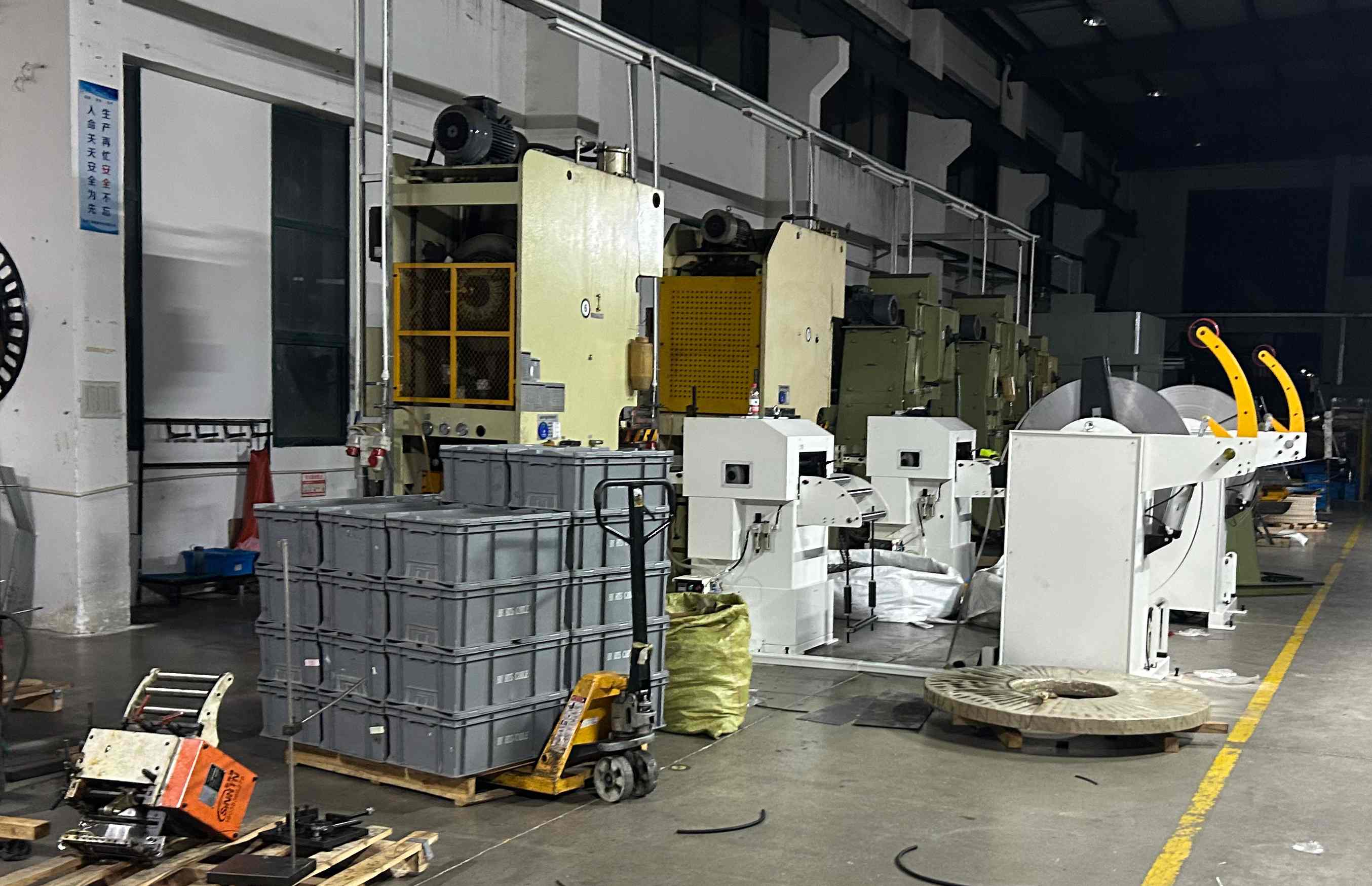 Servo driven decoiling and worm gear straightening adjustment mechanism Servo driven decoiling and worm gear straightening adjustment mechanism