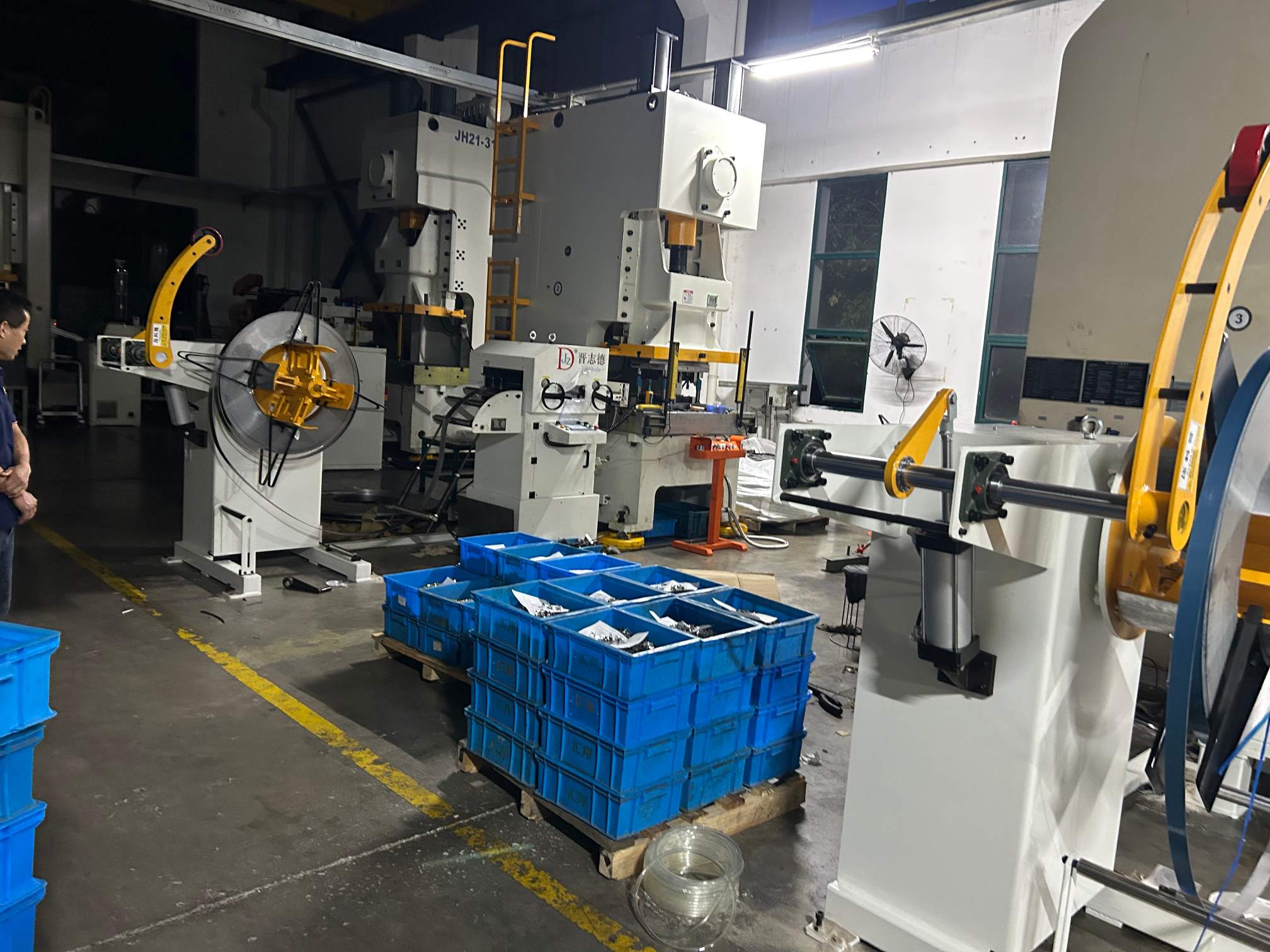 Compact light duty decoiler straightener feeder integrating uncoiling and straightening Compact light duty decoiler straightener feeder integrating uncoiling and straightening