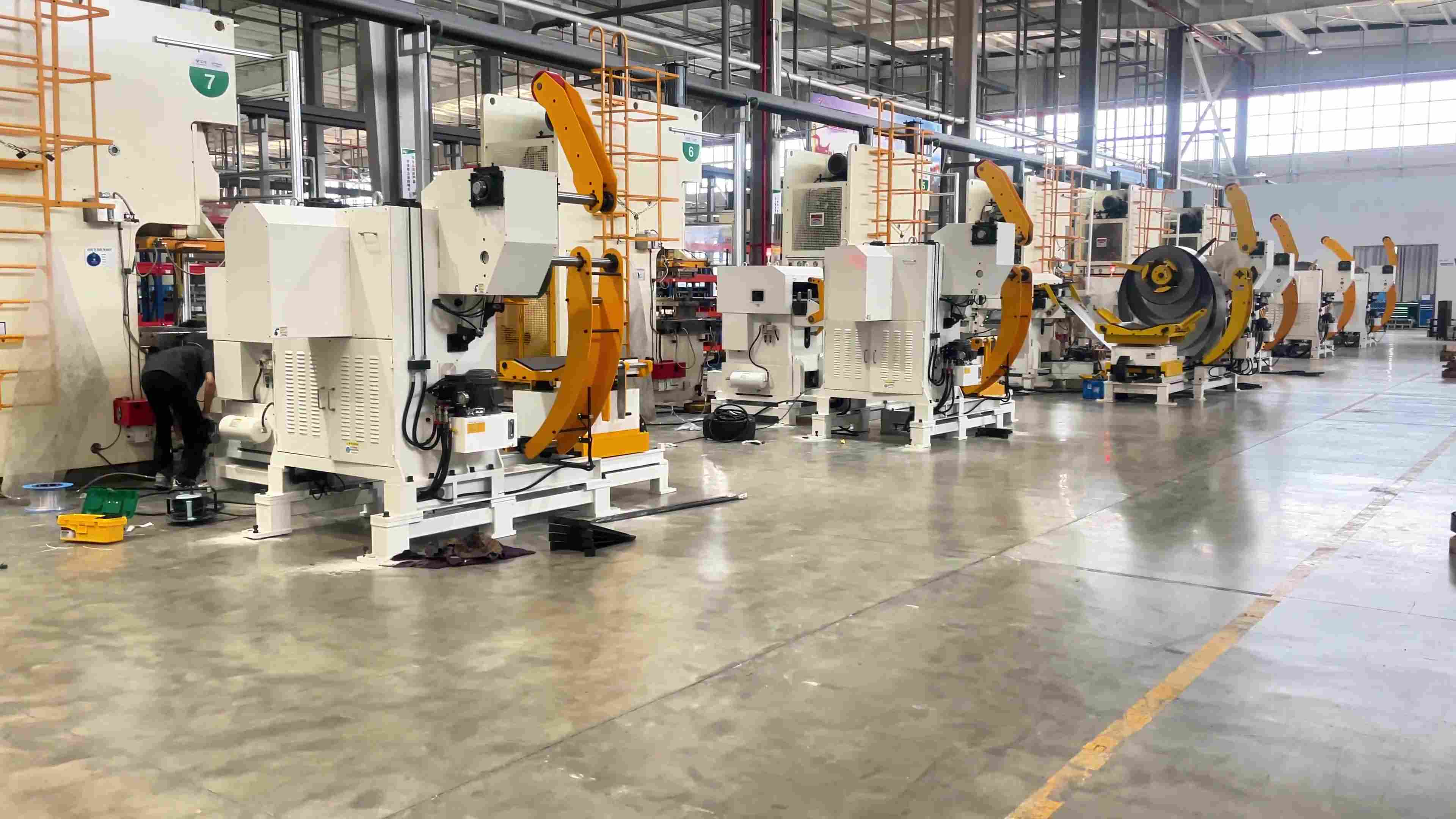 Structure of thin plate decoiler straightener feeder with servo feeding unit Structure of thin plate decoiler straightener feeder with servo feeding unit